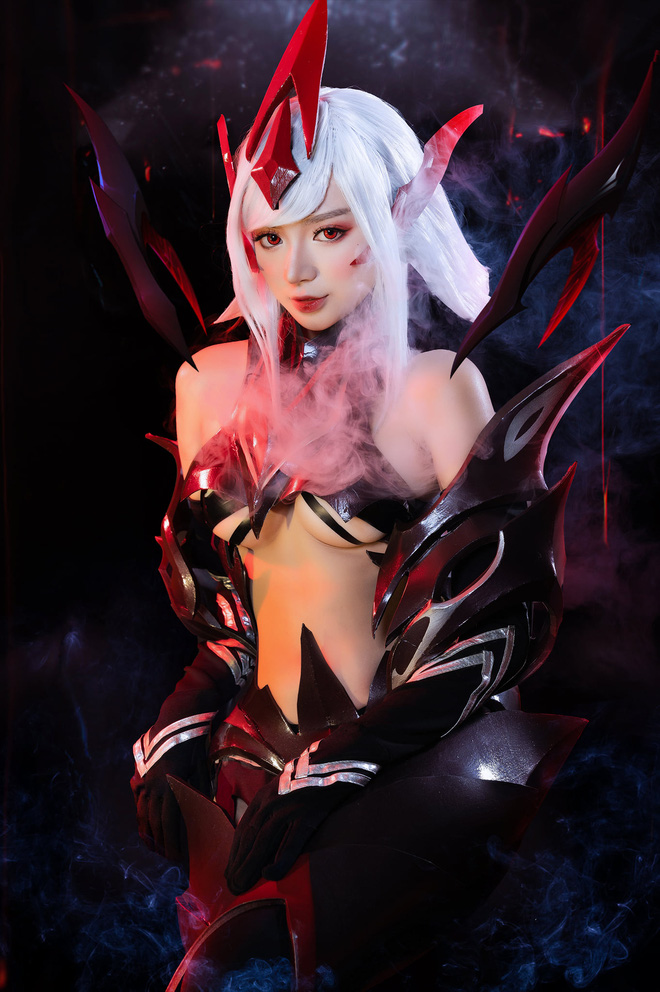 《紫血魔法》cosplay 版比游戏中的角色更“火爆”插图1