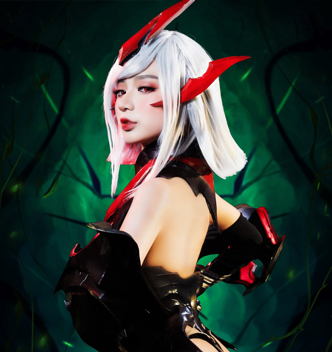《紫血魔法》cosplay 版比游戏中的角色更“火爆”插图2