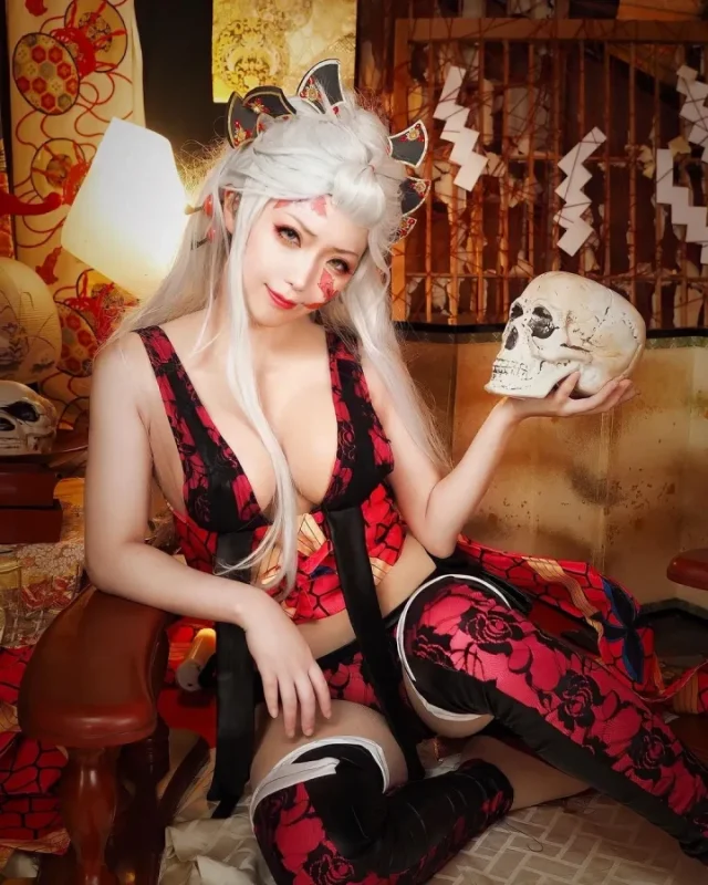 《鬼灭之刃》cosplay：女 coser 变身恶魔 Thuong Luc Daki(《鬼灭之刃》第三季)插图5