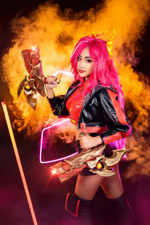 coser@Minh Nghi 着上“月兽”套装化身性感迷人的厄运小姐插图2