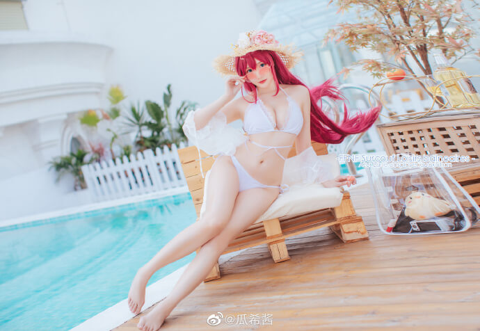 碧蓝航线COSPLAY：瓜希酱cos絮库夫，身穿纯白比基尼秀身材(碧蓝航线cosplay独角兽)插图1