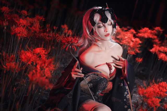 铁板烧鬼舞w_COS 圣女贞德，鲜花炫乳极具诱惑(铁板烧鬼舞图集)插图1
