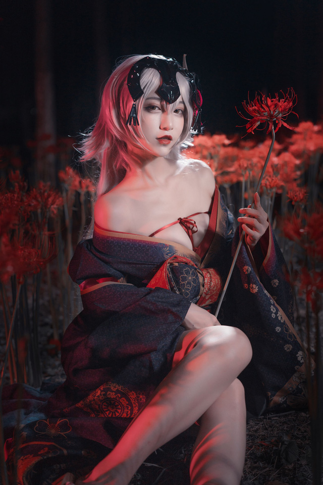铁板烧鬼舞w_COS 圣女贞德，鲜花炫乳极具诱惑(铁板烧鬼舞图集)插图3