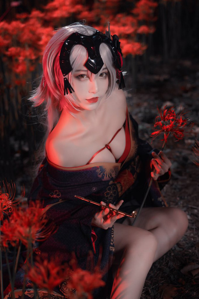 铁板烧鬼舞w_COS 圣女贞德，鲜花炫乳极具诱惑(铁板烧鬼舞图集)插图7