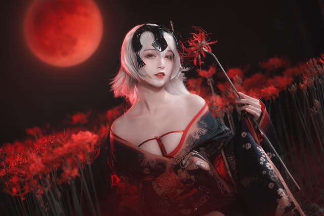 铁板烧鬼舞w_COS 圣女贞德，鲜花炫乳极具诱惑(铁板烧鬼舞图集)插图