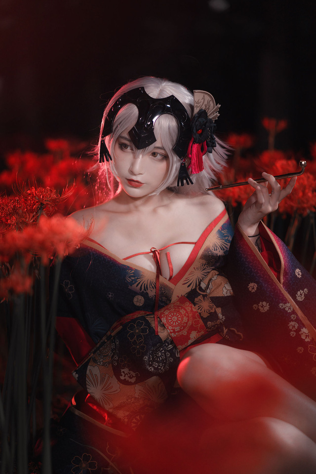 铁板烧鬼舞w_COS 圣女贞德，鲜花炫乳极具诱惑(铁板烧鬼舞图集)插图4