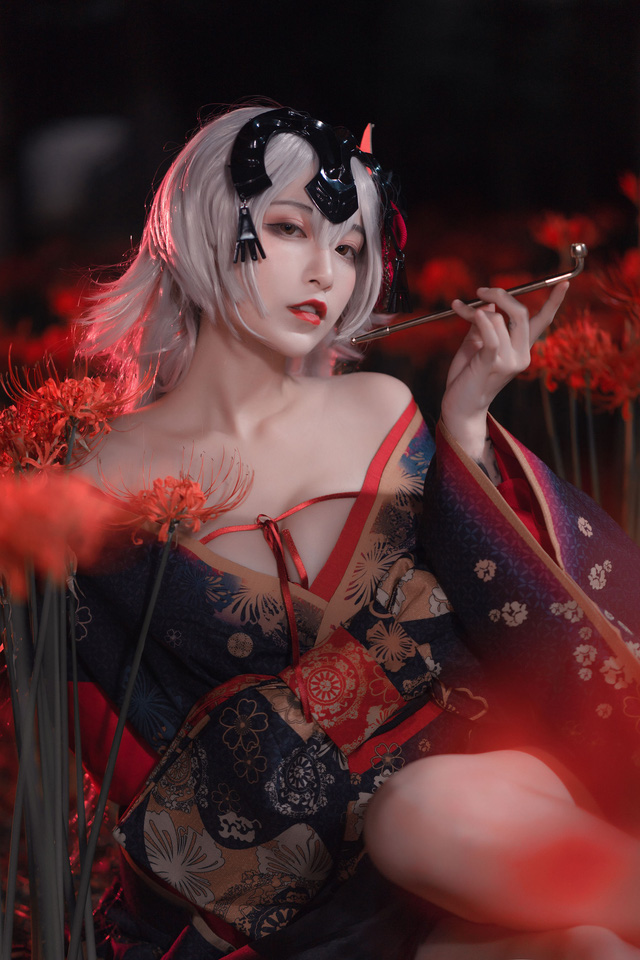 铁板烧鬼舞w_COS 圣女贞德，鲜花炫乳极具诱惑(铁板烧鬼舞图集)插图6
