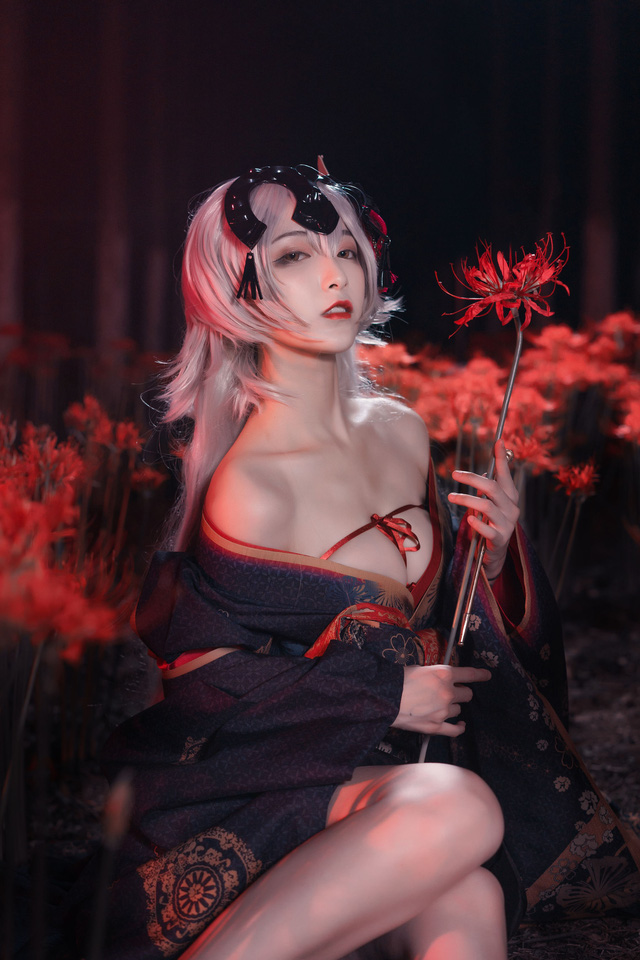 铁板烧鬼舞w_COS 圣女贞德，鲜花炫乳极具诱惑(铁板烧鬼舞图集)插图2