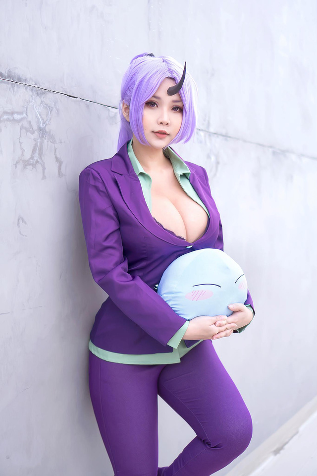 两位女 coser 变身火辣身材的“斗神王”紫苑，哪位能够让站起来?插图6