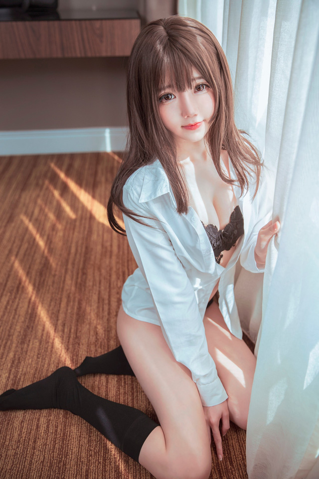 coser@Sally Dorasnow 变身性感“waifu”，令人难以移开视线插图4
