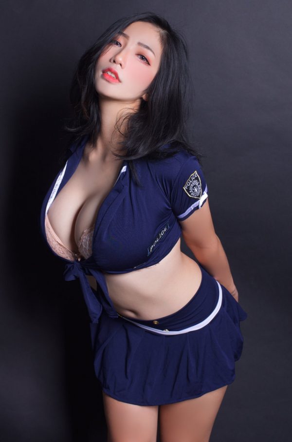 女 coser 以性感撩人的 cosplay 风格吸引大量粉丝插图1