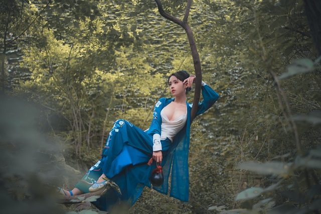女 coser 化身“女版”令狐冲，“致命”诱惑让兄弟流鼻血(cos女服)插图
