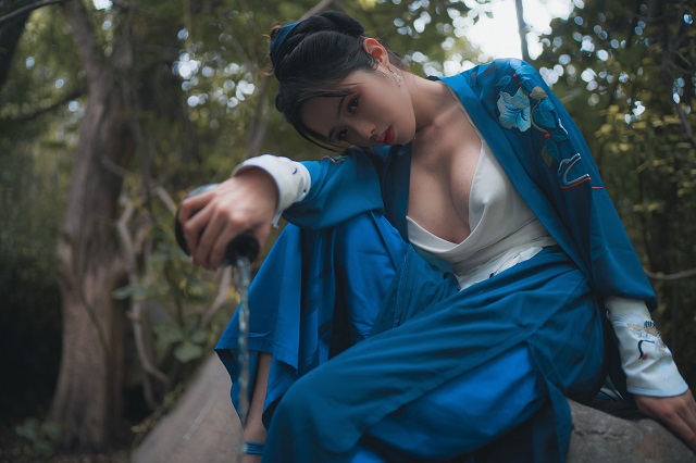 女 coser 化身“女版”令狐冲，“致命”诱惑让兄弟流鼻血(cos女服)插图2