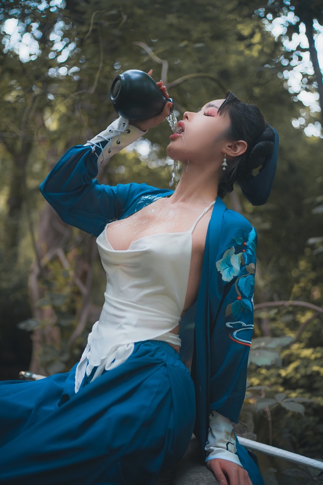 女 coser 化身“女版”令狐冲，“致命”诱惑让兄弟流鼻血(cos女服)插图3
