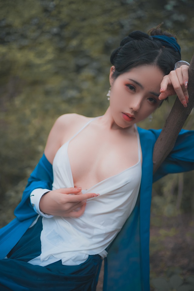 女 coser 化身“女版”令狐冲，“致命”诱惑让兄弟流鼻血(cos女服)插图5
