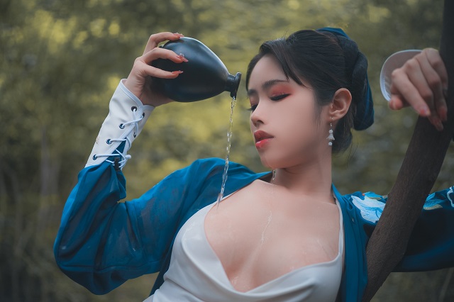 女 coser 化身“女版”令狐冲，“致命”诱惑让兄弟流鼻血(cos女服)插图4