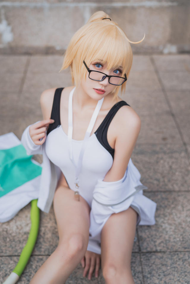 瓜希酱 cos 作品 | coser@瓜希酱 cos “泳装版”圣女贞德(瓜酱情报员微博)插图2