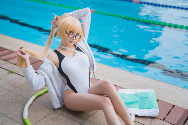瓜希酱 cos 作品 | coser@瓜希酱 cos “泳装版”圣女贞德(瓜酱情报员微博)插图