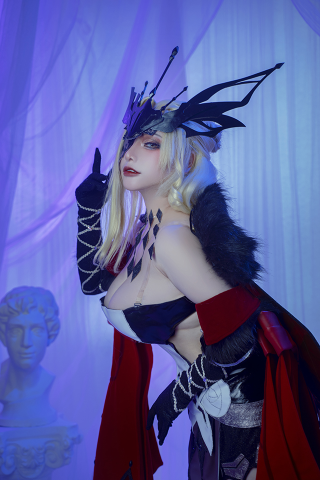 coser HoaMocLan在《原神》中变身为炙手可热的性感La Signora插图4