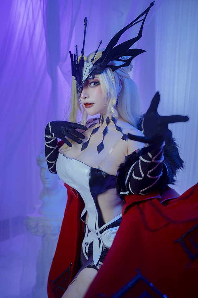 coser HoaMocLan在《原神》中变身为炙手可热的性感La Signora插图3