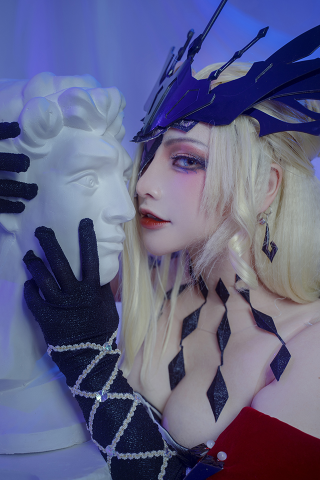 coser HoaMocLan在《原神》中变身为炙手可热的性感La Signora插图2