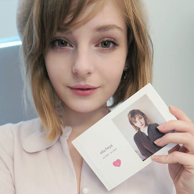 模特儿Ella Freya在《生化危机 4》cosplay阿什莉，美丽迷人插图