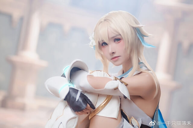 一千只猫薄禾cos作品 | 一千只猫薄禾在《原神》cos“Traveler”荧(一千只猫薄禾twitter叫什么)插图1