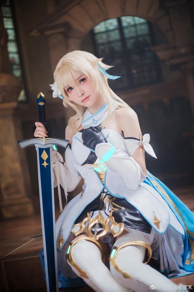 一千只猫薄禾cos作品 | 一千只猫薄禾在《原神》cos“Traveler”荧(一千只猫薄禾twitter叫什么)插图7