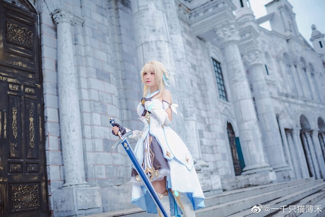 一千只猫薄禾cos作品 | 一千只猫薄禾在《原神》cos“Traveler”荧(一千只猫薄禾twitter叫什么)插图2