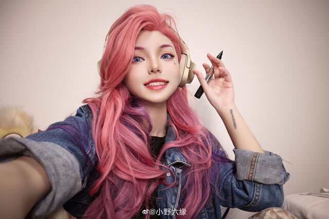 小野六缘cos作品 | 小野六缘在《英雄联盟》cos萨勒芬妮Seraphine插图1