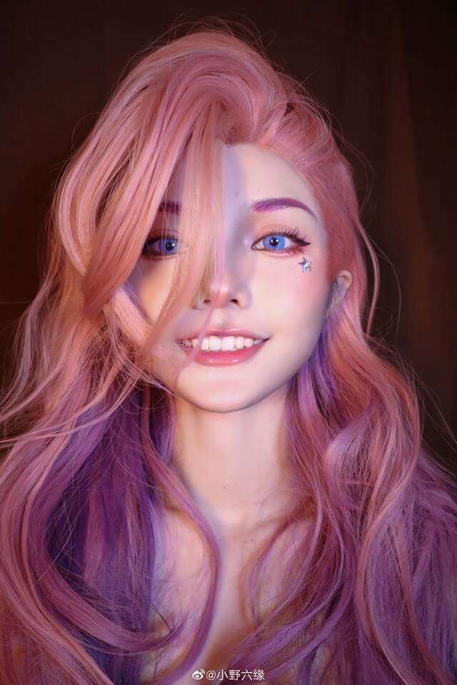 小野六缘cos作品 | 小野六缘在《英雄联盟》cos萨勒芬妮Seraphine插图4
