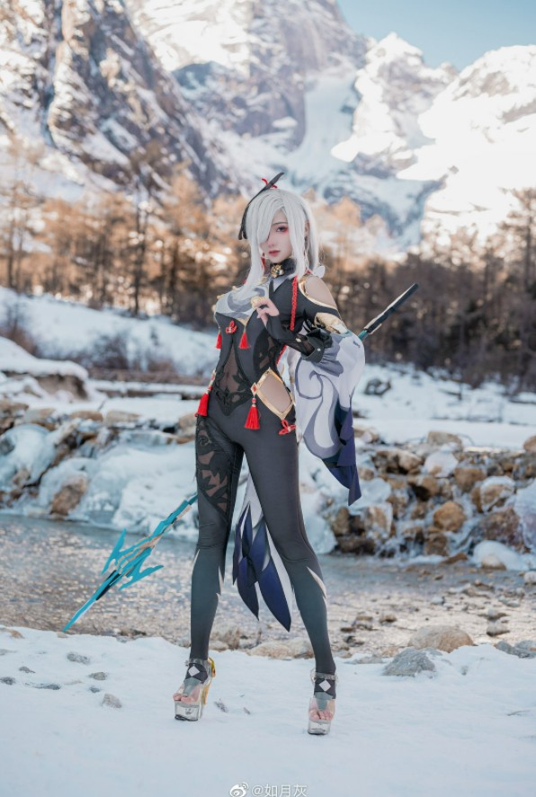 coser@如月灰在《原神》化身申鹤，性感迷人(如月是哪个动漫人物)插图3