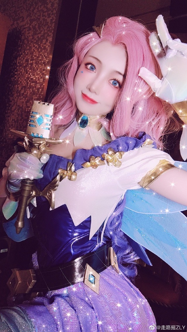 coser@走路摇ZLY在《英雄联盟》cos“星籁歌姬”萨勒芬妮插图
