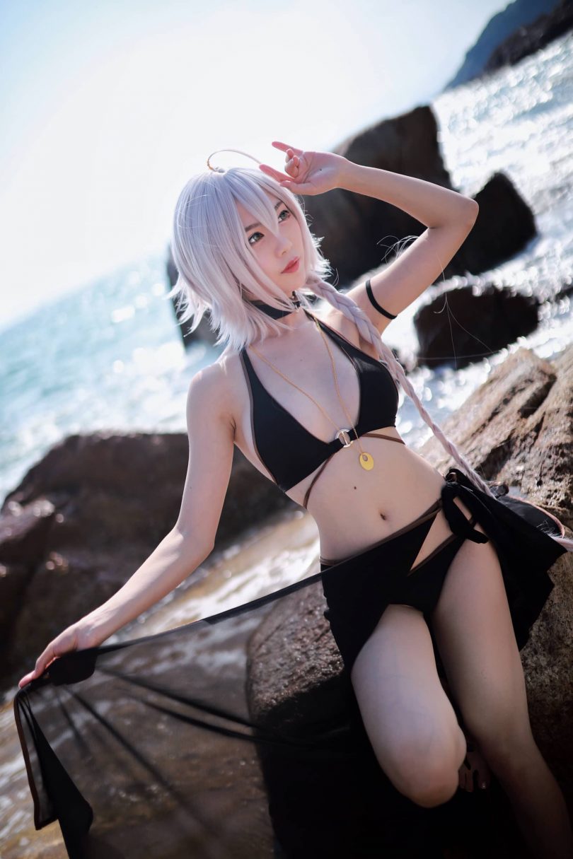 抖娘-利世cos黑贞德 | 抖娘-利世_FGO·黑贞德泳装cos作品 [37P1V-189MB]