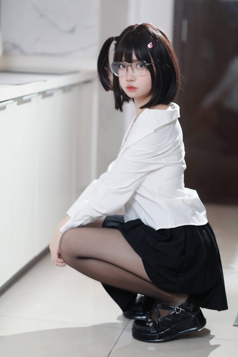 洛桑w伊梓cos图集 | 洛桑w伊梓_眼镜妹妹cos作品 [32P-307MB](洛桑的视频)插图