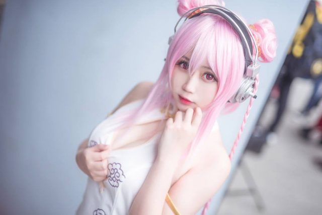 coser@依依超级懒在现实生活中化身性感的“超级索尼子”插图