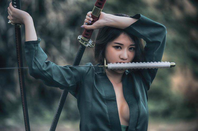 《航海王》cosplay：一个性感火辣的女“海盗猎人”佐罗插图