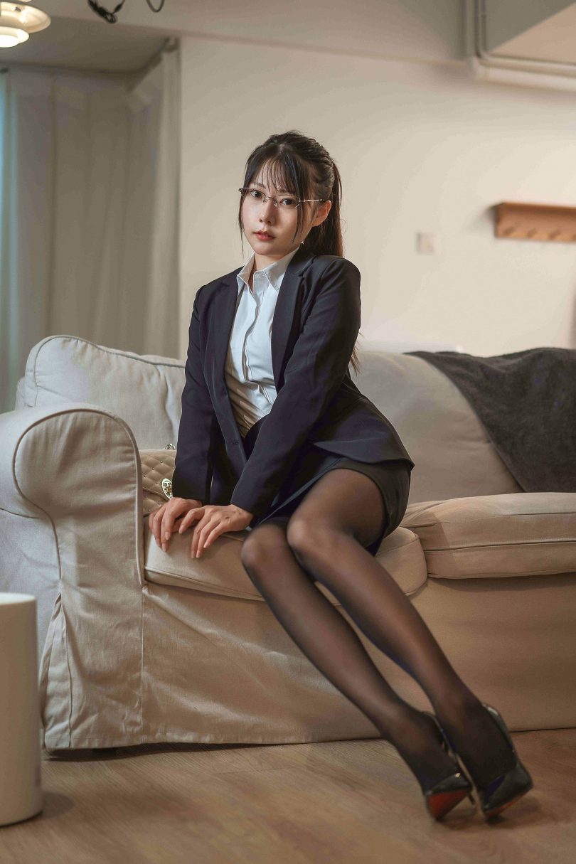 香草喵露露OL cos系列 | 香草喵露露_OL制服·丝袜西装诱惑cos作品 [25P-295MB](香草猫娘手办1/4测评)插图