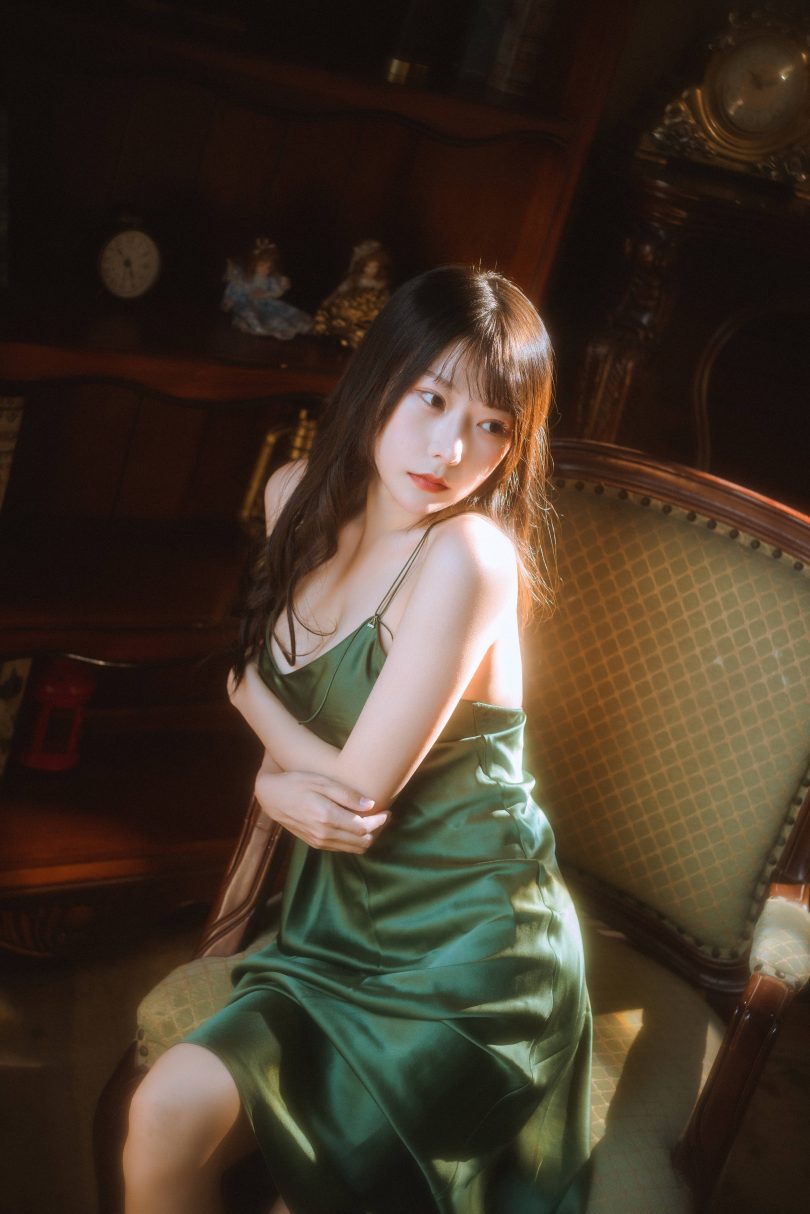 香草喵露露cosplay | 香草喵露露_杨枝甘露·绿色连衣裙cos图包 [45P1V-1.19GB]