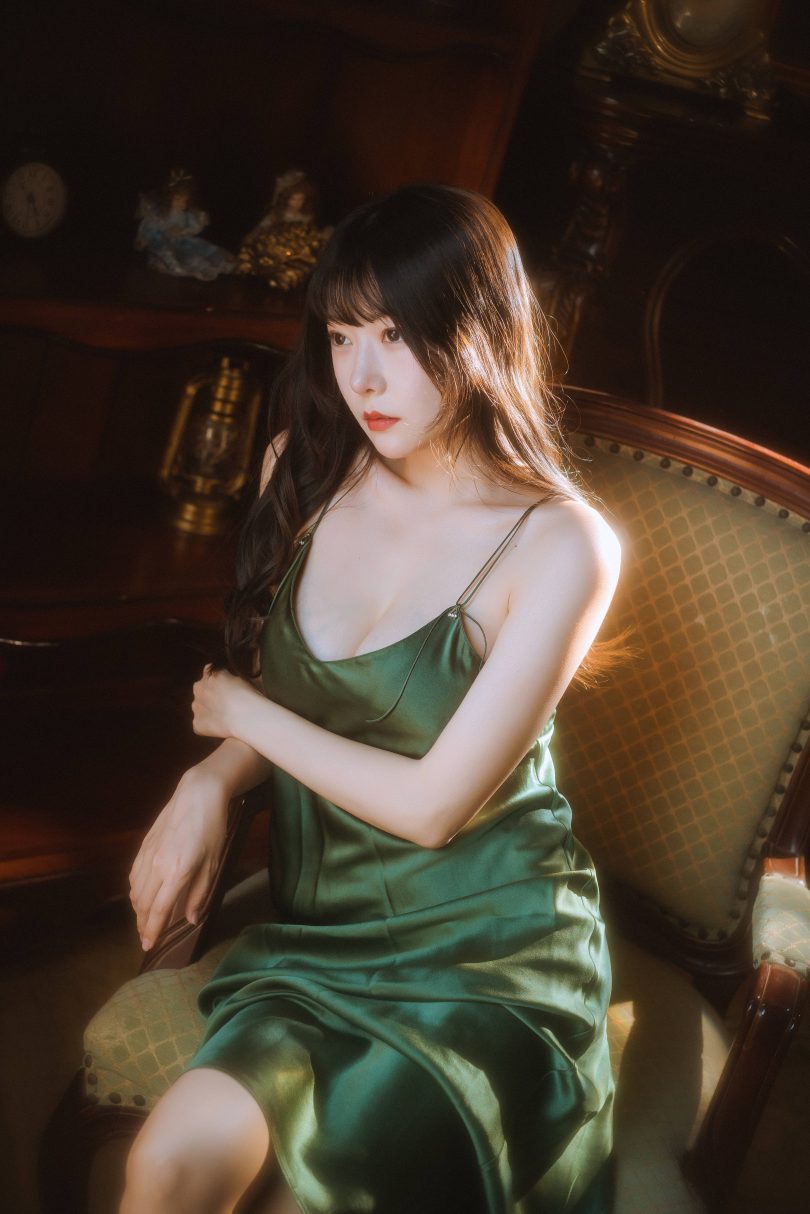 香草喵露露cosplay | 香草喵露露_杨枝甘露·绿色连衣裙cos图包 [45P1V-1.19GB]