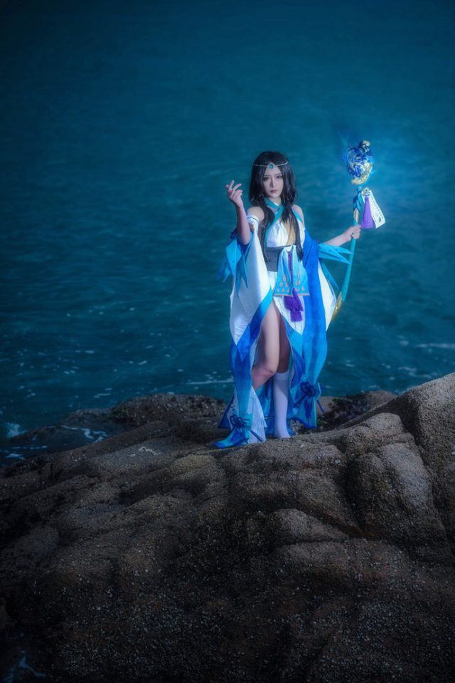 coser@_Azusaa_在《阴阳师》化身美丽的“占卜师”八百比丘尼插图