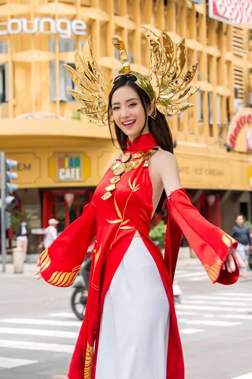越南女coser@君羽在游戏《传说对决》中化身“光明女神”卢米娅(越南知名女dj)插图1