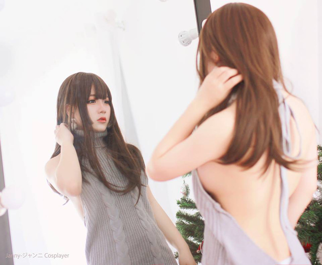 越南女coser@裴草缘在直播《叛逆女王》时穿着“破损版”毛衣插图1