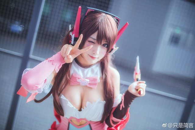 coser@只是简言在《守望先锋》中化身“小甜心”宋哈娜D.Va(只是简言cos图)插图