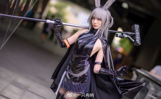 coser@一只冉呐在《明日方舟》中化身“五星近卫干员”暴行(一只冉呐微博)插图