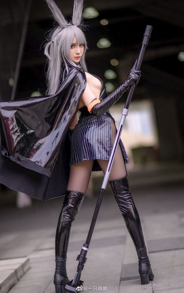coser@一只冉呐在《明日方舟》中化身“五星近卫干员”暴行(一只冉呐微博)插图3