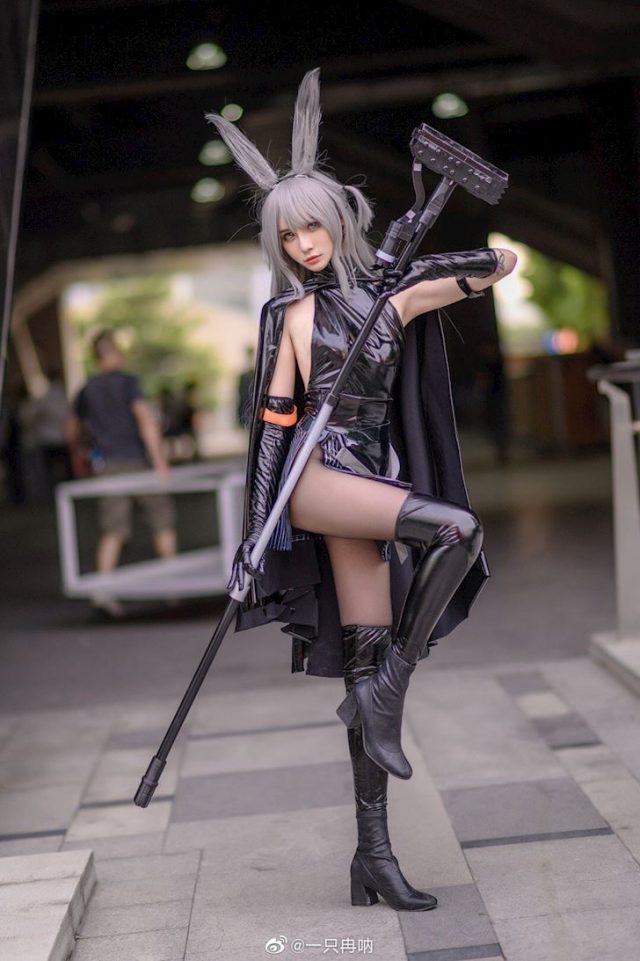 coser@一只冉呐在《明日方舟》中化身“五星近卫干员”暴行(一只冉呐微博)插图1