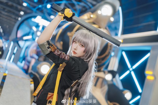 Momoko葵葵cos《崩坏：星穹铁道》开拓者·星，星辰闪耀英姿飒爽插图