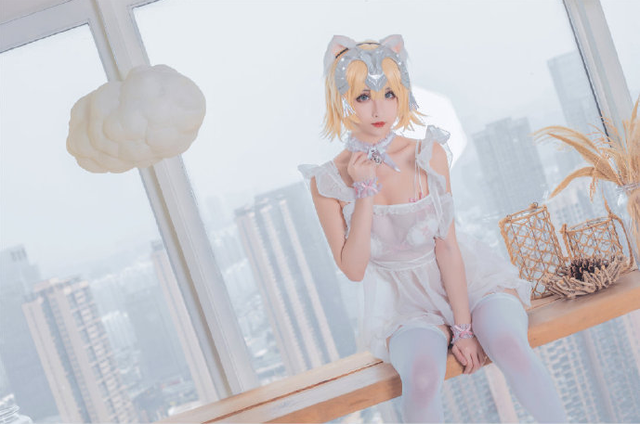 rioko凉凉子cosplay性感的贞德，展现完美身材与迷人气质插图