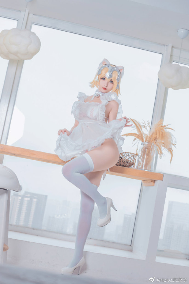 rioko凉凉子cosplay性感的贞德，展现完美身材与迷人气质插图3